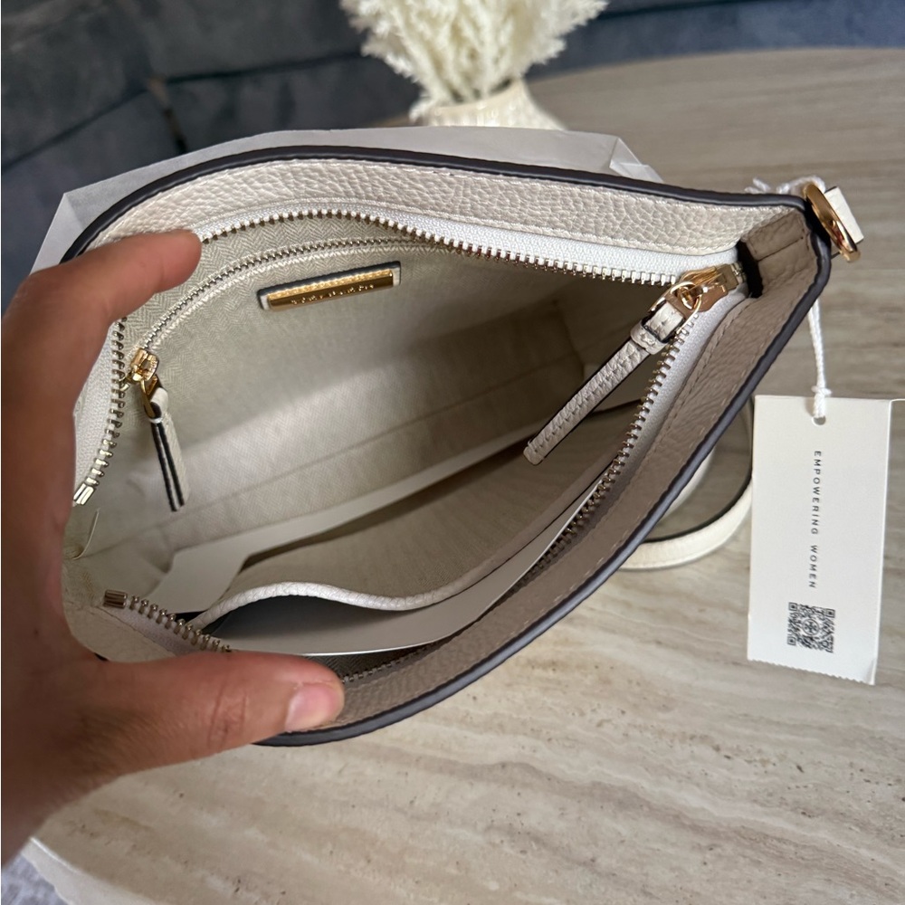 NWT, tory burch swingpack new ivory Leather crossbody - Picture 7 of 13